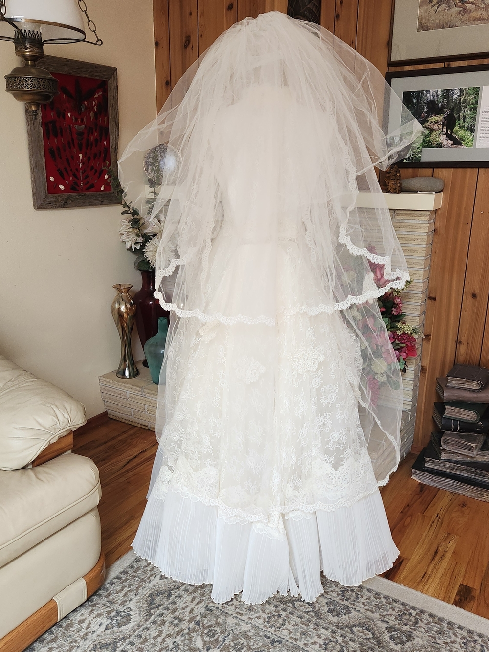 Rare 1960s Victorian Lace Wedding Set: Rose Detail Hat, Veil & Bustled Gown - Picture 3 of 16